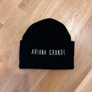 ariana grande mössa - Mössa från Ariana Grande’s merch. Köpt på The Honeymoon Tour! Superbra skick. Hör av dig om du undrar något💜