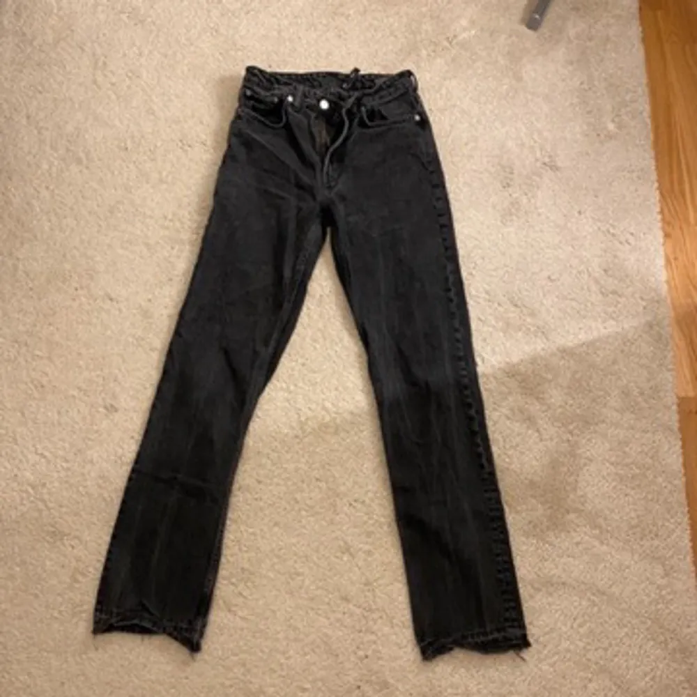 Svarta jeans från Weekday. Använda få gånger men inget som syns. Storlek 26/32. Köpt för 590kr. PRIS KAN DISKUTERAS!. Jeans & Byxor.