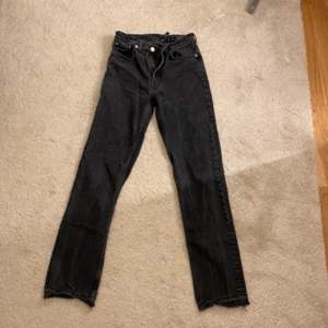 Svarta jeans från Weekday. Använda få gånger men inget som syns. Storlek 26/32. Köpt för 590kr. PRIS KAN DISKUTERAS!