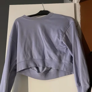 Lila topp - Lila topp från zara i storlek S. Nyskick. Lite kortare tröja, skönt material 