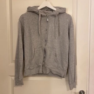 Zip hoodie - Zip hoodie från Cubus. Använd få gånger men inget som märks. Storlek S. Köpt för 300kr. PRIS KAN DISKUTERAS!