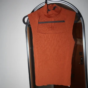 topp från Zara  - Fin topp från Zara storlek S, använd en gång  Den är brun/orange i färgen 