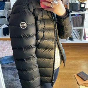 Colmar jacka - Hej nu säljer jag min colmar jacka. Superfint skick och helt som ny inga defekter skriv om ni har några funderingar funderingar eller om ni vill ha fler bilder💓💓💓