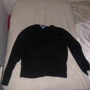 Tommy Hilfiger v-ringad tröja  - För stor och används ej. Den är dock liten i storleken så den passar även storlek(M/L). Nypris 1100kr