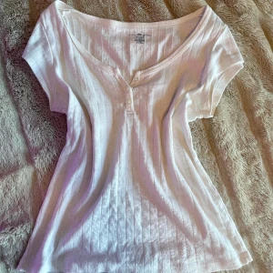 Brandy Melville topp - Hej säljer den här brandy Melville toppen! 💗 Kontakta mig innan köp och använder mig helst av swish utanför appen då mitt BankID har strulat lite! Tar alltid bildbevis innan jag skickar något och kan mötas upp i Stockholm! 💗