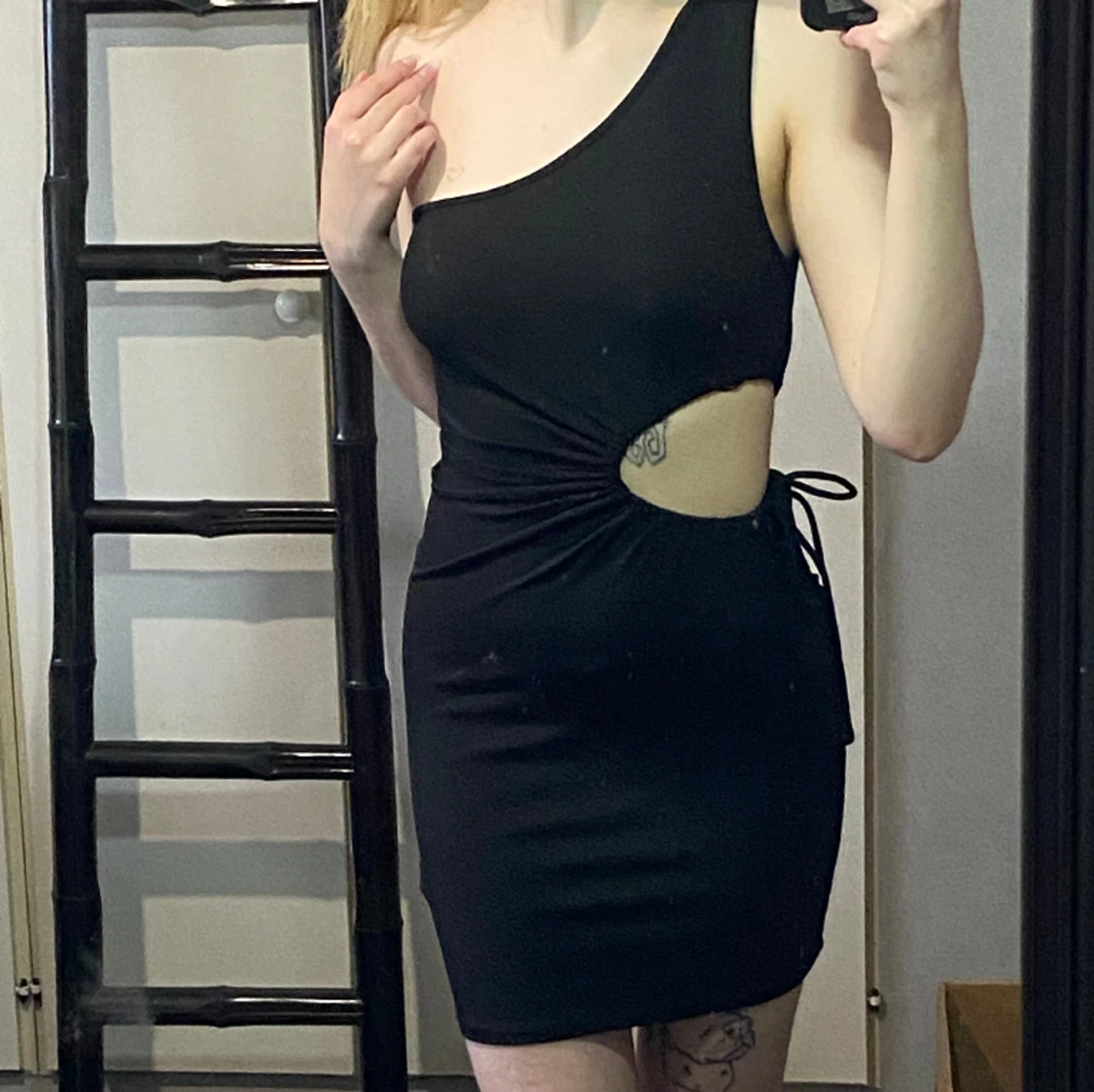 Svart klänning som är lite ” extra”