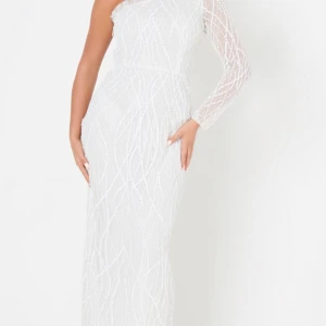 Festklänning  - Använd endast en kväll. 