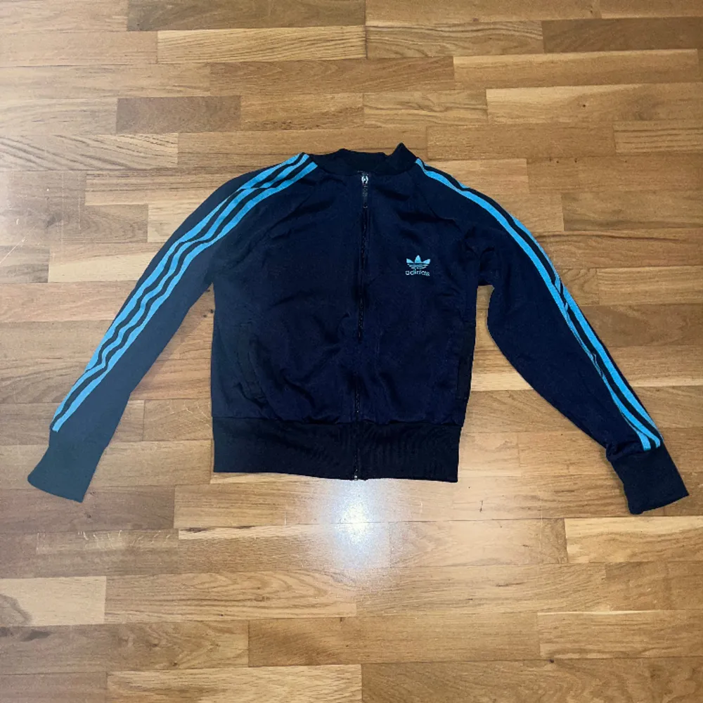 Adidas kofta, superbra skick, köpt här på Plick.  Möts bara upp i Malmö🤝 skriv om fler bilder behövs! Säljer pga har bytt stil och den börjar bli för liten på mig (jag är 165/170 cm lång) . Hoodies.