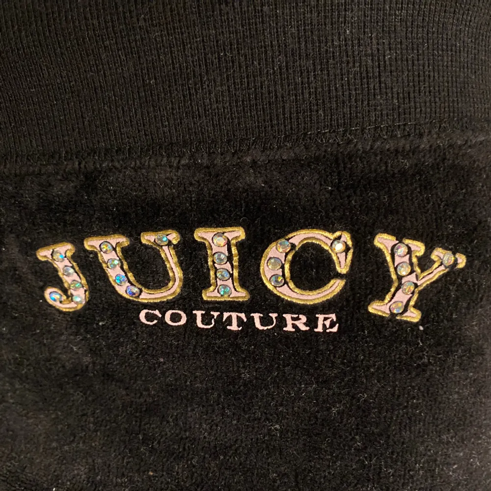 Vintage juicy couture mjukis i okej skick. De är nedsprättade nedtill. Lite korta på mig som är 170, skulle säga att de skulle passa någon runt 165 och ner. Även lite fläckiga därav priset. 💗 fler bilder i pm.. Jeans & Byxor.