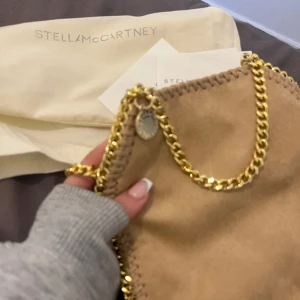 Beige/guld - Säljer min älskade  väska i beige/ guld! Köpte den begagnad av en annan tjej så har ej kvitto ❤️