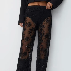 Spets byxor - Säljer dessa skit snygga spets byxor helt nya med lappen kvar🤗( de är helt slutsålda på hemsidan)💕