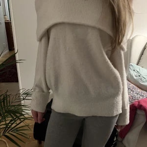 En jättemysig stickad tröja 💗 - En fin stickad tröja som är lite noppig men annars är den så gott som ny💗🌸💗