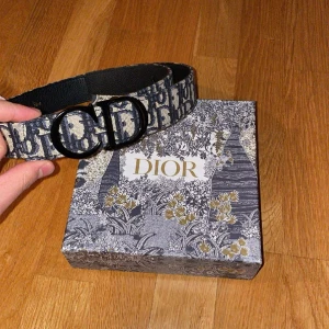 DIOR BÄLTE - CHRISTIAN DIOR BÄLTE   Storlek 85, box, bag och kort medkommer. Skick på bältet är 10/10 , precis som ny.   Nypris ligger på 5500kr, säljes för 1500kr