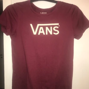 Vans t-shirt - Den ser ny ut men har väl varit använd kanske 2 ggr, inga fläckar eller hål🔥