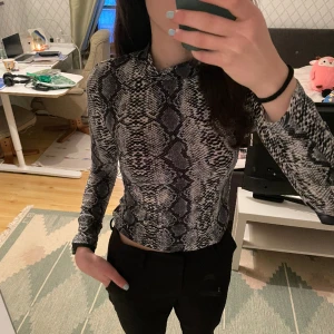 Orm-mönstrad top - En långärmad croptop med mönster av en orm. Jättefin och stilig!❤️