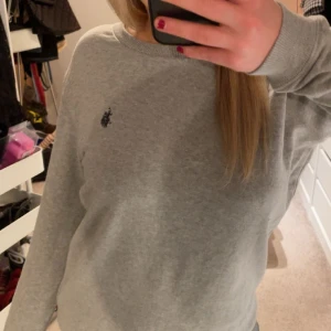 Usa polo sweatshirt  - En polo tröja från usa som är jätte skön i skolan, den kommer ej till använding därför jag säljer💕💕