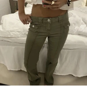 Hm jeans - Säljer dessa gröna jeans från hm i storlek 38 i bra skick! 