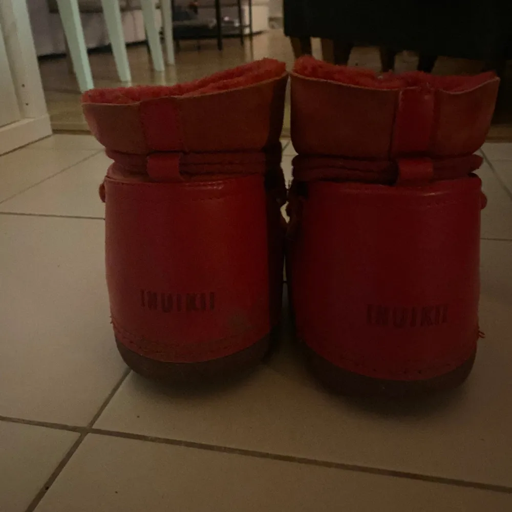 Säljer dessa stora Inuikii boots röda. De är storlek 38 men känns mer som 39. . Skor.