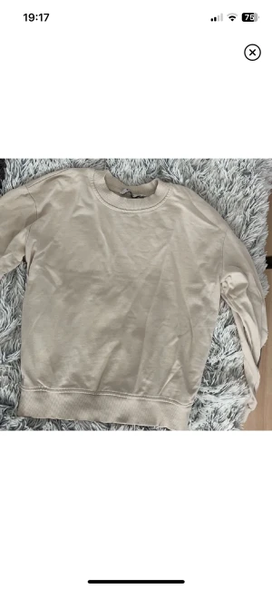 Sweatshirt - Beige sweatshirt från NAKD i storlek XS. Säljer då den inte kommer till användning. Skriv privat för fler bilder. Pris kan diskuteras!