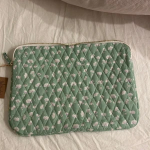 Mintgrön blommigt datorfodral - Jätte fint mingrönt datorfodral (färgen är lite ljusare än på bilden) prislappen på och aldrig använd! Säljer då jag inte får användning av den. Längd: 36,5cm brädd: 2cm höjd: 25,5cm❤️helt slutsåld