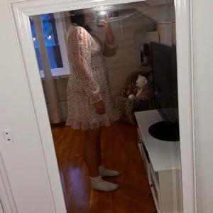 Blommig klänning - Säljer denna söta klänning från vero moda🌸🌺De är storlek XL. Blommigt motiv. Kan hämtas och skickas. Kunden står för frakt.