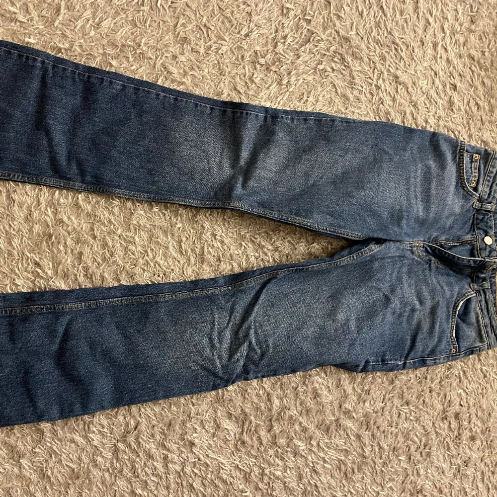 mörk blå low waist jeans i storlek 38, super fina och bekväma. Jeans & Byxor.