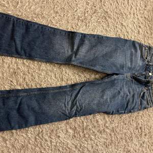 mörk blå low waist jeans i storlek 38, super fina och bekväma