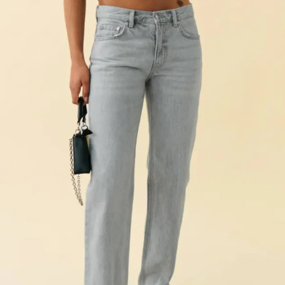 jätte fina low waist jeans från gina tricot, storlek 38 , säljer pga att jag inte använder dem längre, använd fåtal gånger, ny pris 500kr. Jeans & Byxor.