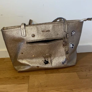 Steve Madden - Handväska  - Har några defekter som syns inte allts  Väldigt fint och ganska stor med små fickor inuti 