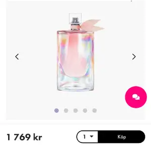 Säljer den här parfymen från Lancome la vie est Belle och lukten är soleil Cristal. Den är knappt använd som ni ser på bilden och säljer för att jag fick den förut i födelsedagspresent men det var fel lukt. Ordinarie pris ser ni på första bilden🩷