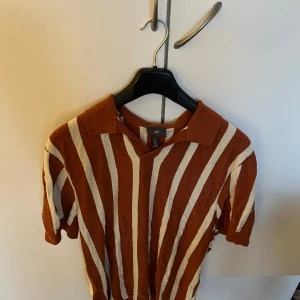 Randig stickad tröja - Säljer denna stickade tröja från HM i storlek M. Knappt använd så mycket bra skick. 