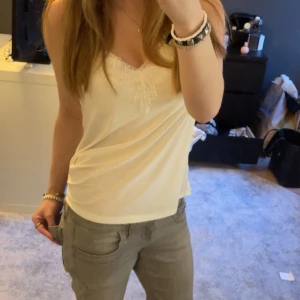 Vitt linne med spets - Säljer detta utsålda linnet från New Yorker eftersom det aldrig används💗 Har aldrig används och därav inga defeker