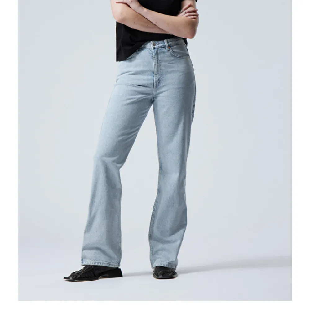 Ljusblåa raka jeans från Weekday i modellen Rowe. Knappt använda alls. Jeans & Byxor.