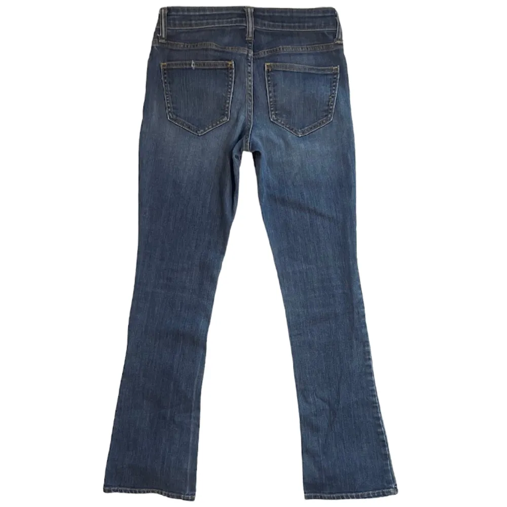 Lågmidjade blåa bootcut jeans 💙MIDJEMÅTT: 69 cm. INNERBENSLÄNGD: 73 cm. GRENDJUP: 16 cm. Ingen bild på då de inte passar!. Jeans & Byxor.