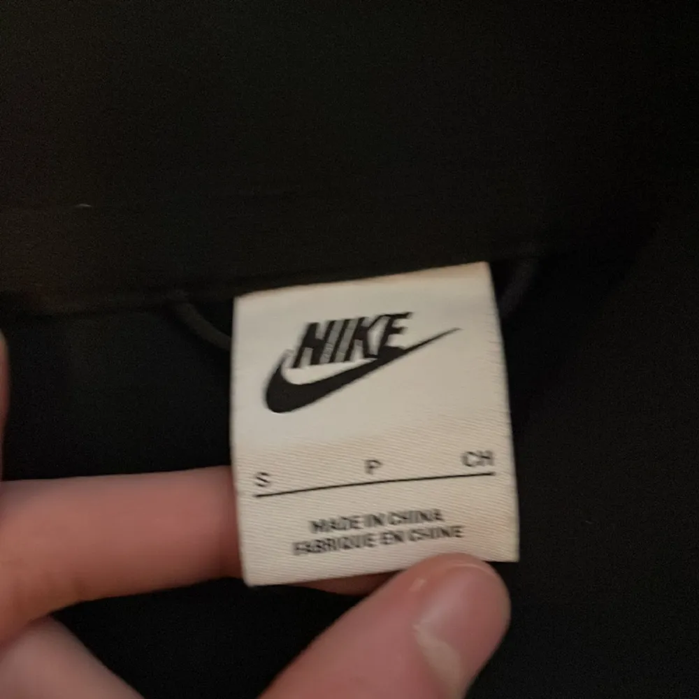 tjena, säljer denna riktigt snygg Nike Tech, den är i 9/10 skick och använd fåtal gånger! Nypris: 1500kr Mitt pris: 750! Pris är inte hugget i sten! Tveka inte vid frågor.. Hoodies.