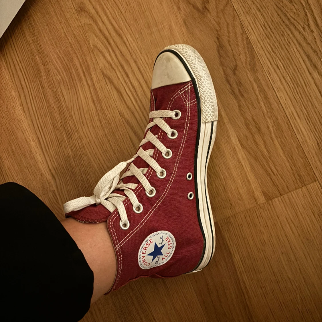 Vinröda converse 