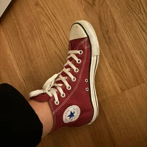 Vinröda converse  - Snyggt slitna converse. Storlek 39.