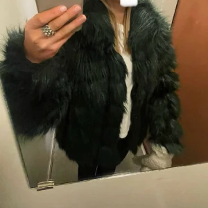 grön pälsjacka - en skit snygg mörkgrön pälsjacka som är så himla varm och skön💕 den är från Nelly och sitter perfekt på kroppen🙌🏽💕
