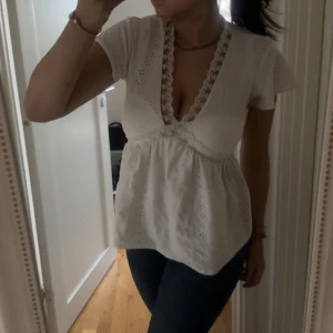 Vitblus  - Så fin somrig blus💗