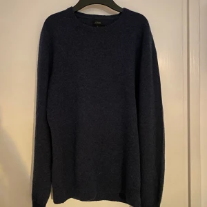 Tröja Kashmir - Tröja från J Crew i 100% Kashmir. Marinblå i storlek S