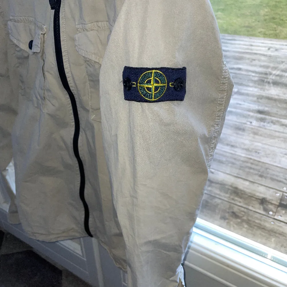 Stone Island Overshirt i beige färg Skick 9/10 ändast använd fåtal gånger. Såklart äkta, som man ser på tredje bilden. Perfekt för våren. Skriv gärna om du har frågor!. Jackor.