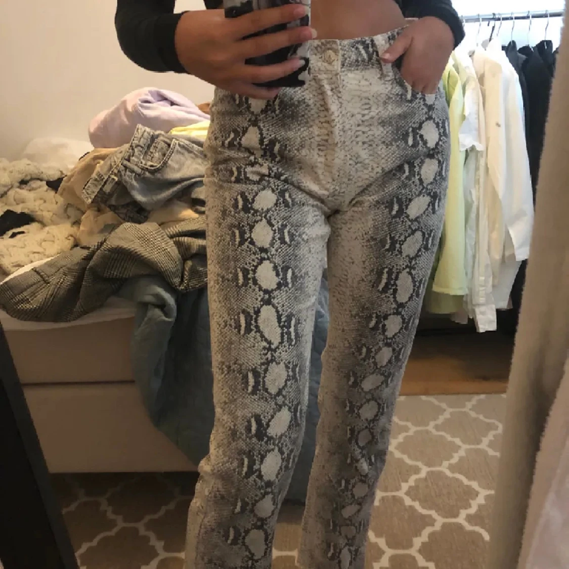 Jeans med ormmönster