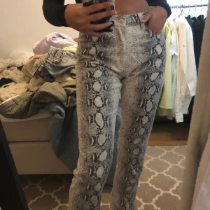 Jeans med ormmönster - Köpta på plick, bilderna är lånade från den jag köpte ifrån. Dem är från pretty little thing. Jeans material.