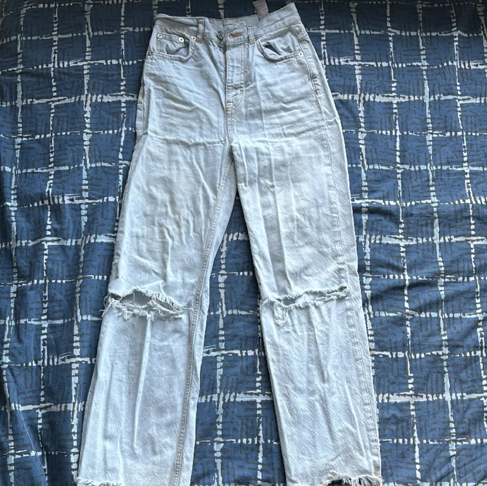Ljusblå jeans med hål i högmidjade. Jeans & Byxor.