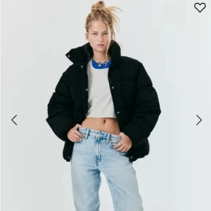 H&M Quiltad Pufferjacka  - Helt ny, oanvänd quiltad jacka, passar även som storlek S. Köpt för nån dag sen, men passar inte riktigt. Jackan har en löst passform, ståkrage och dold dragkedja med tryckknappar fram. Långa ärmar, stolpfickor fram. Passar egentligen som M