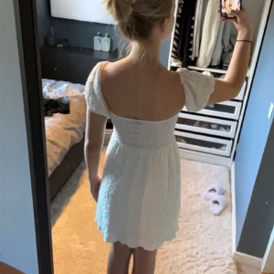 vit klänning  - använd bara en gång, köpt förra sommaren för 400kr