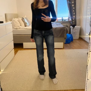 Coola jeans - Så fina jeans med snygga bakfickor! Raka i modellen och midwaist/low waist. Säljer för att de inte kommer till användning! Skriv för mer info/bilder❣️  Midjemått= 74 Innerbenslängd= 80 Ytterbenslängd= 104   