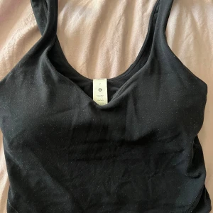 Lululemon top - Knappt använd lululemon top stlk 2 Inga defekter! 