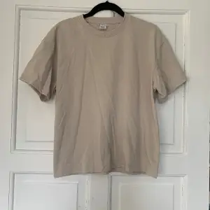 T-shirt från Lindex, oversize modell så passar nog xs-m beroende på hur man vill att den ska sitta❤️ Tjockt och skönt material