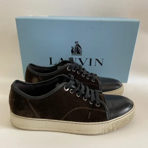 Lanvin Skor  - Tja, Säljer nu mina super fina Lanvins! Skorna är i storlek uk6 men passar dig som har 41 / 42. Skorna är i super fint skick och snygg färg, Nypris: 4499kr. Box medföljer inte! Hör av er vid minsta fråga eller fundering! 🙌🏻